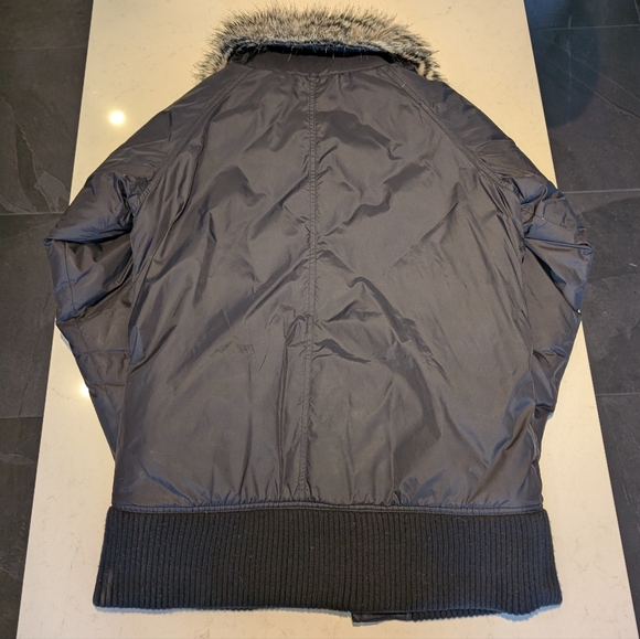 Black puffer jacket with gray faux fur collar - Picture 2 of 6